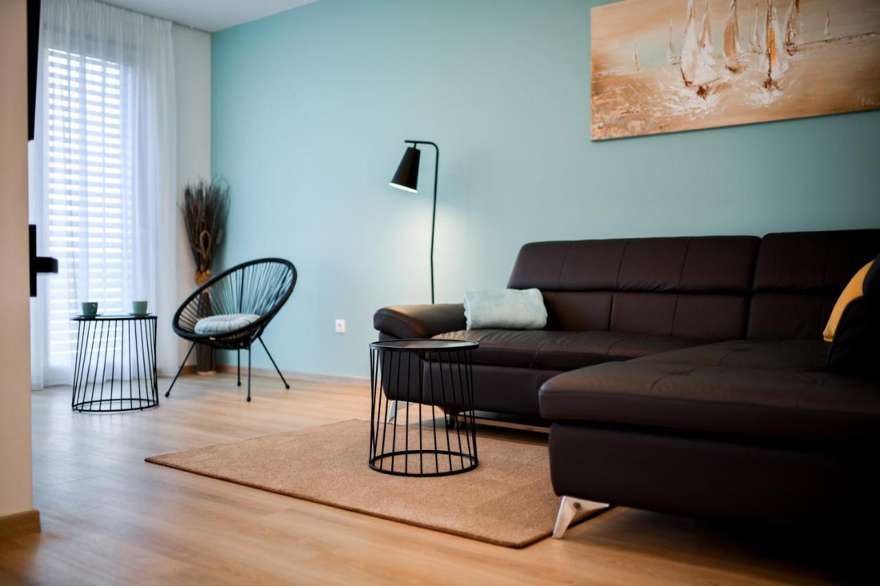 Crowonder Apartments & Rooms Oaza With Heated Swimming Pool And Sauna 투라니 외부 사진