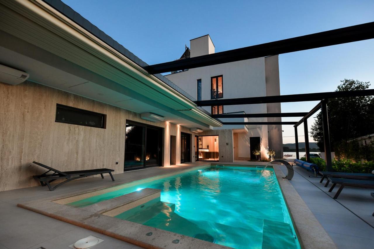Crowonder Apartments & Rooms Oaza With Heated Swimming Pool And Sauna 투라니 외부 사진