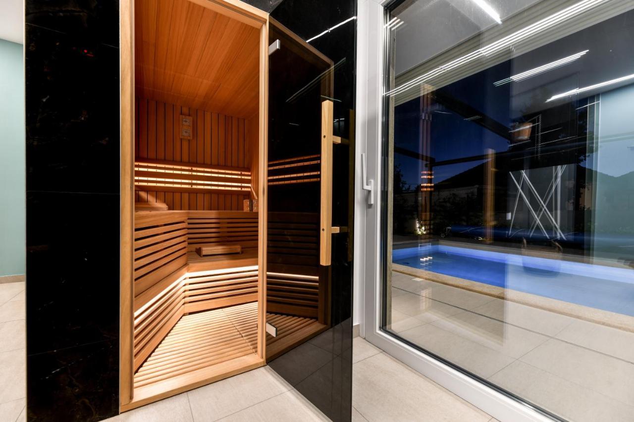 Crowonder Apartments & Rooms Oaza With Heated Swimming Pool And Sauna 투라니 외부 사진