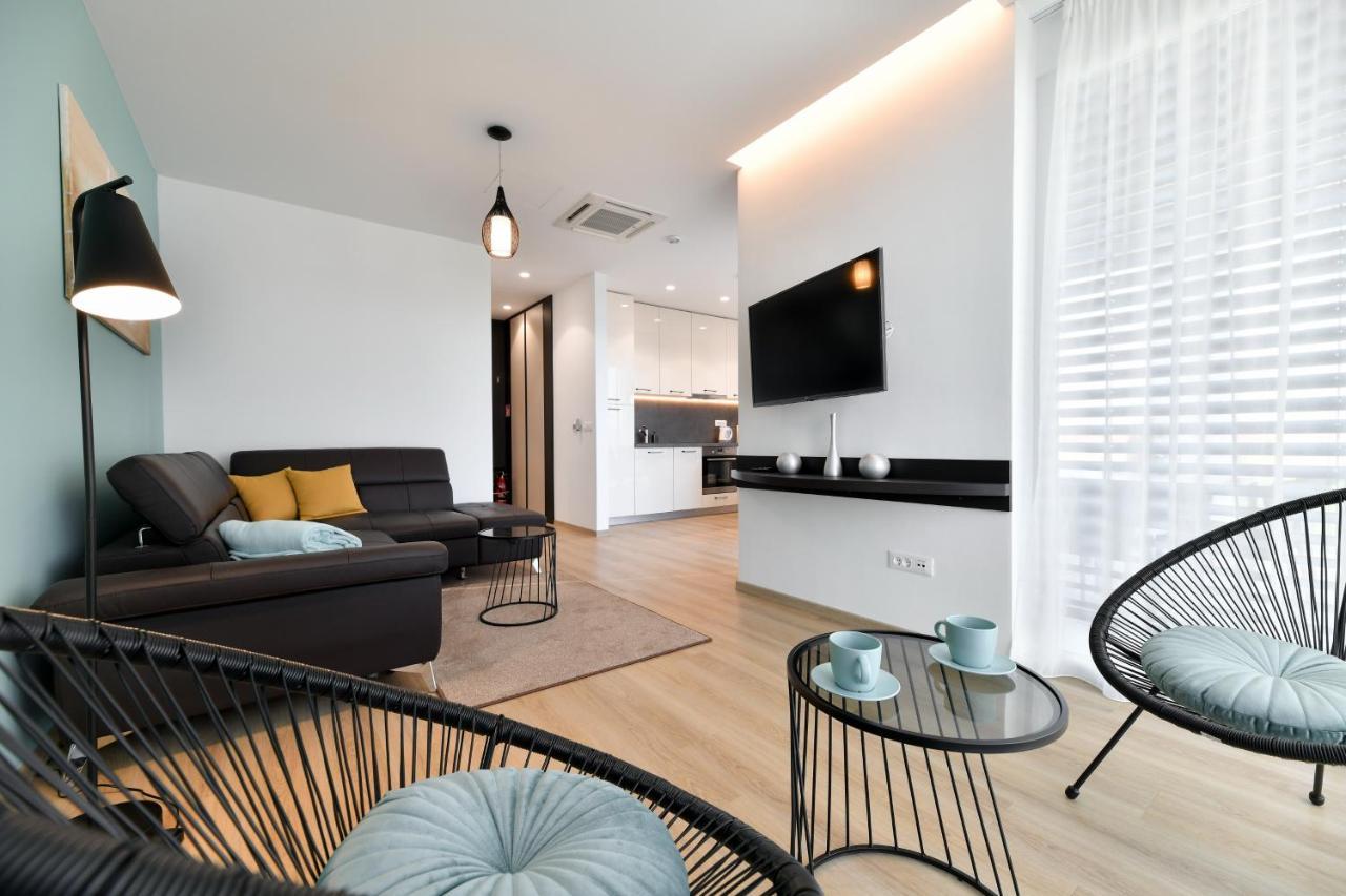 Crowonder Apartments & Rooms Oaza With Heated Swimming Pool And Sauna 투라니 외부 사진