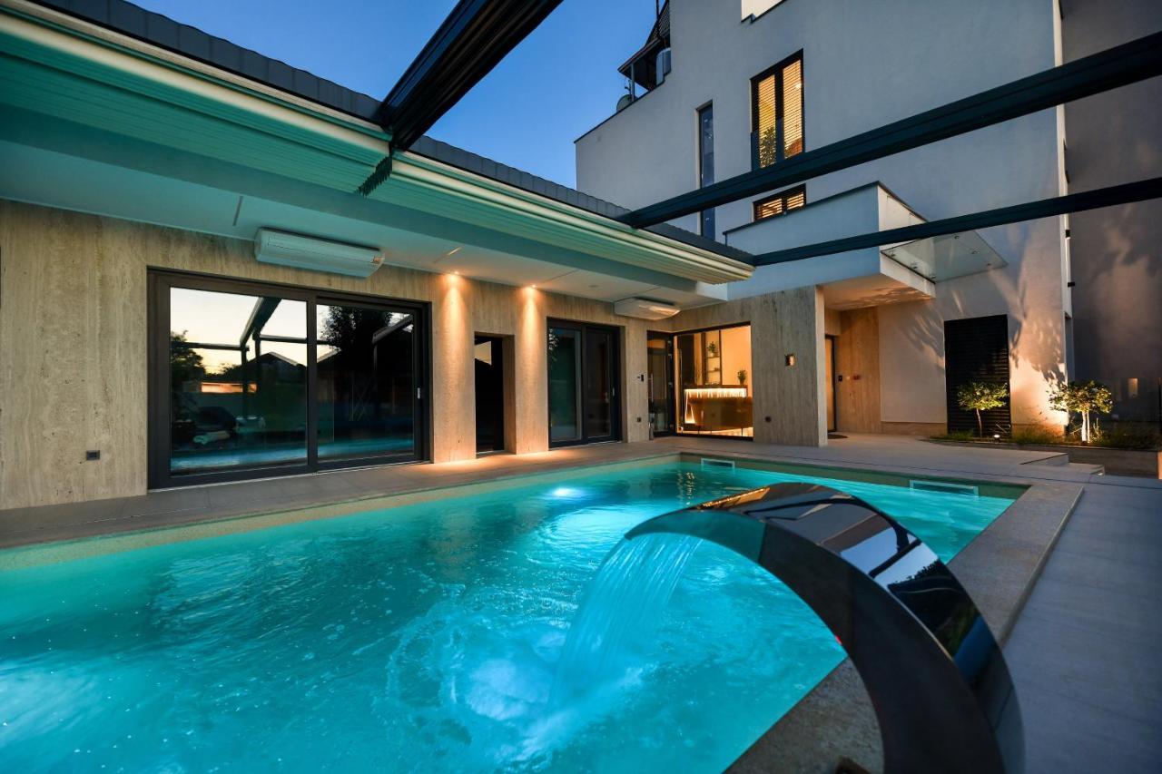 Crowonder Apartments & Rooms Oaza With Heated Swimming Pool And Sauna 투라니 외부 사진