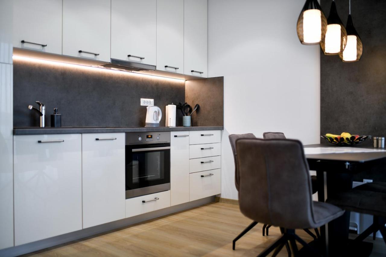 Crowonder Apartments & Rooms Oaza With Heated Swimming Pool And Sauna 투라니 외부 사진