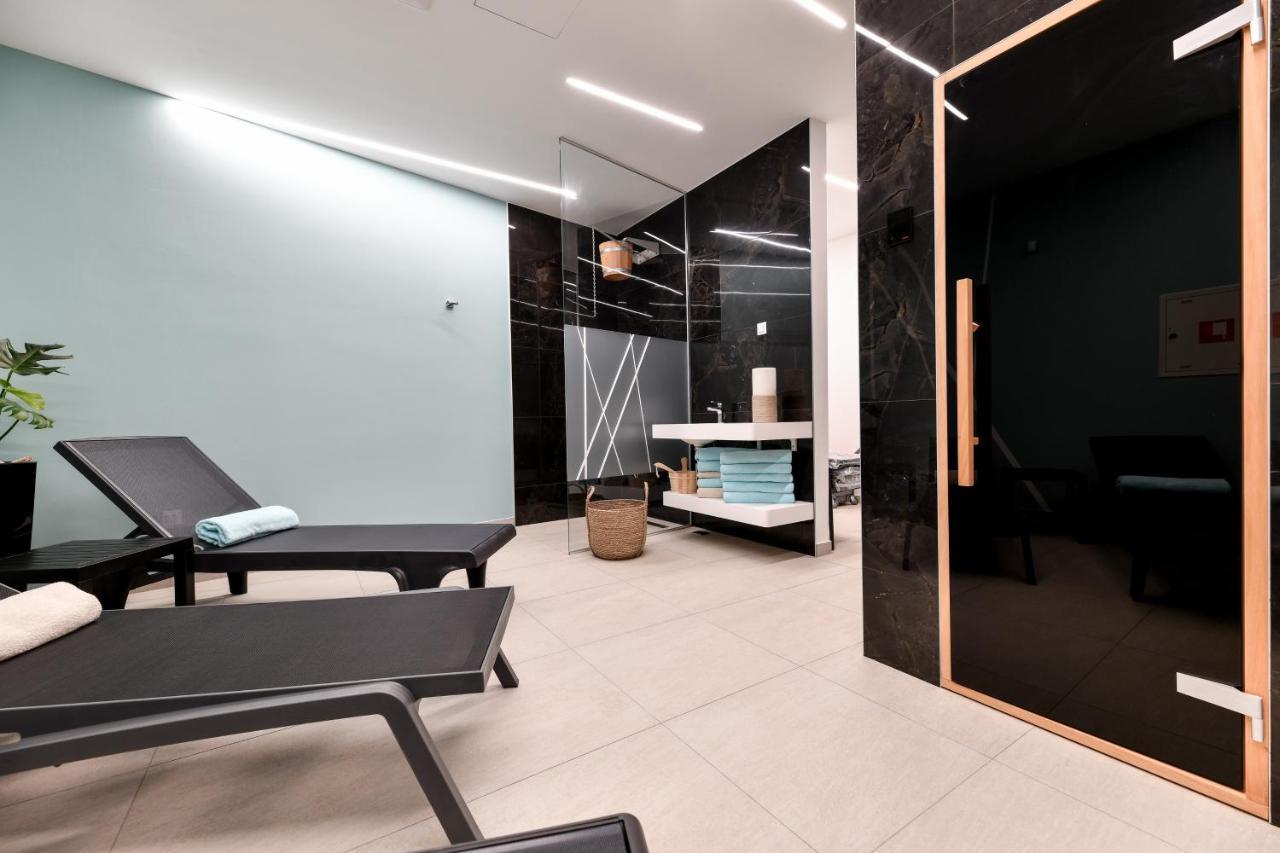 Crowonder Apartments & Rooms Oaza With Heated Swimming Pool And Sauna 투라니 외부 사진