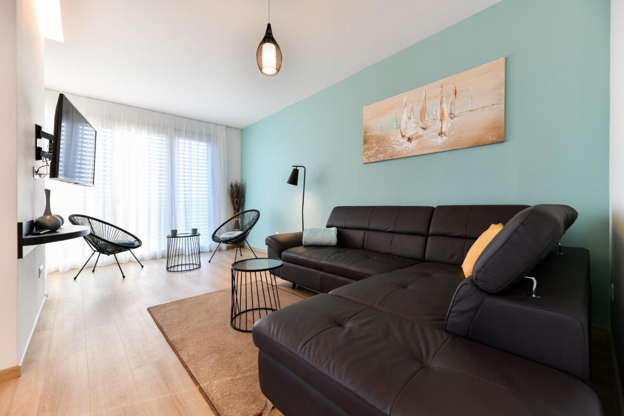 Crowonder Apartments & Rooms Oaza With Heated Swimming Pool And Sauna 투라니 외부 사진
