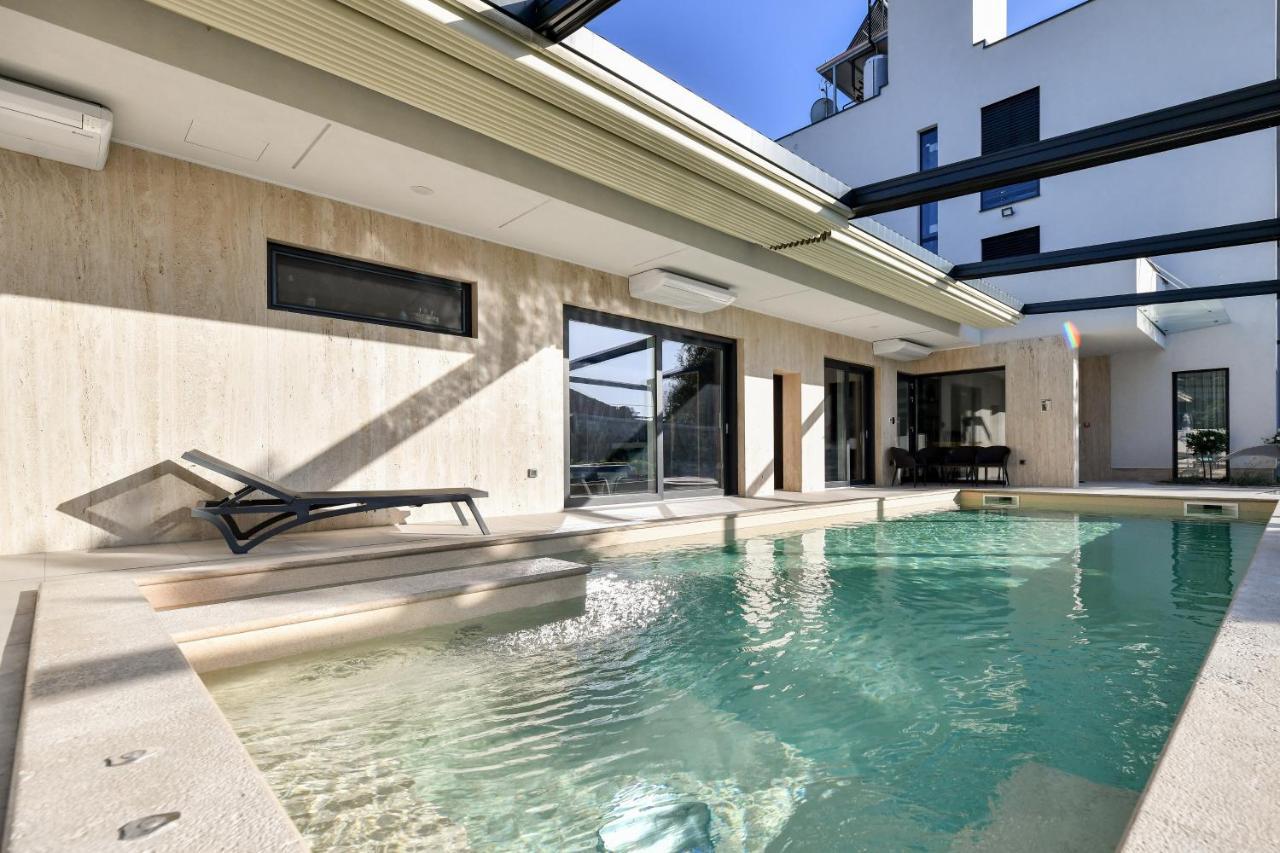 Crowonder Apartments & Rooms Oaza With Heated Swimming Pool And Sauna 투라니 외부 사진