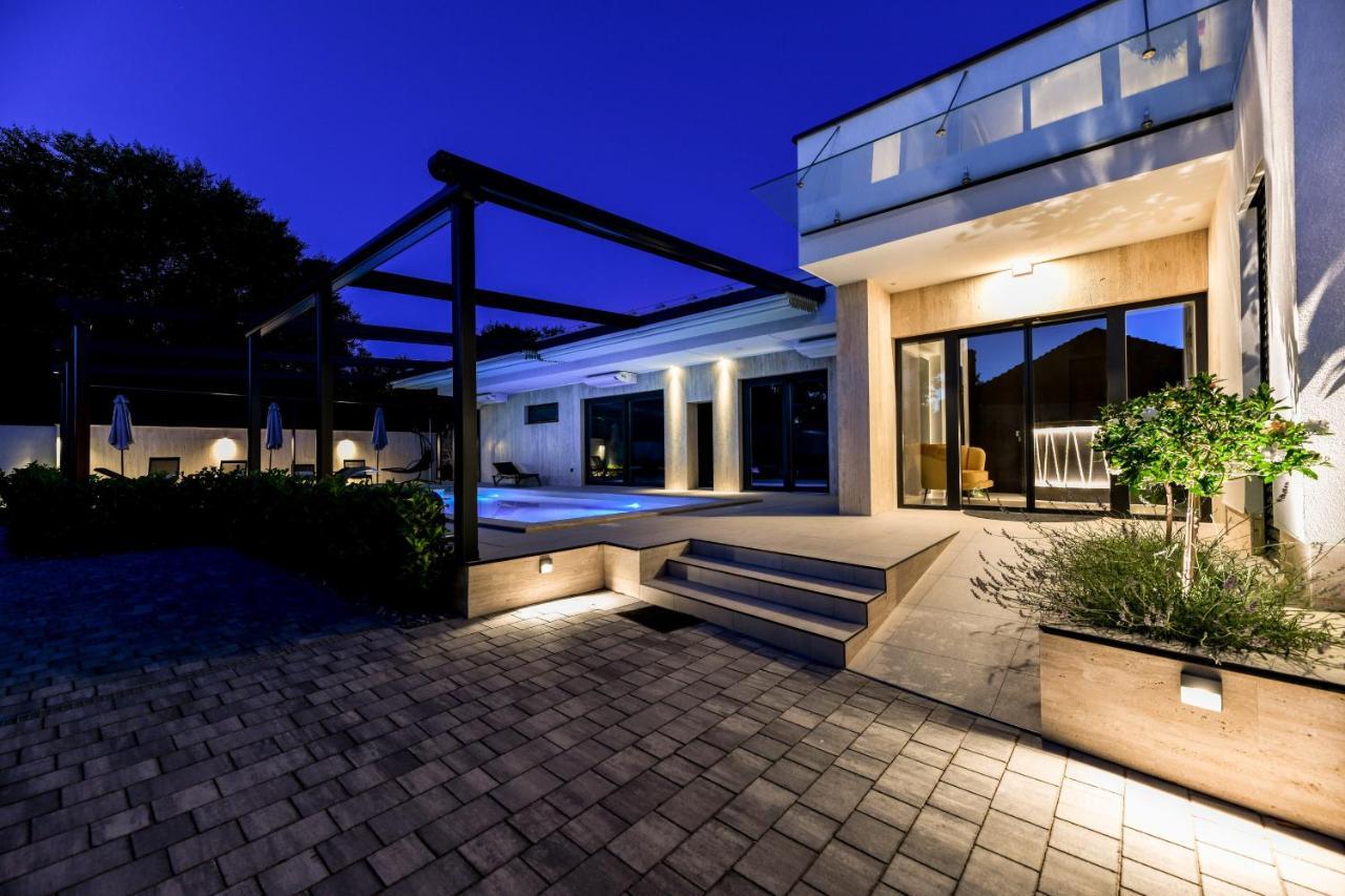 Crowonder Apartments & Rooms Oaza With Heated Swimming Pool And Sauna 투라니 외부 사진