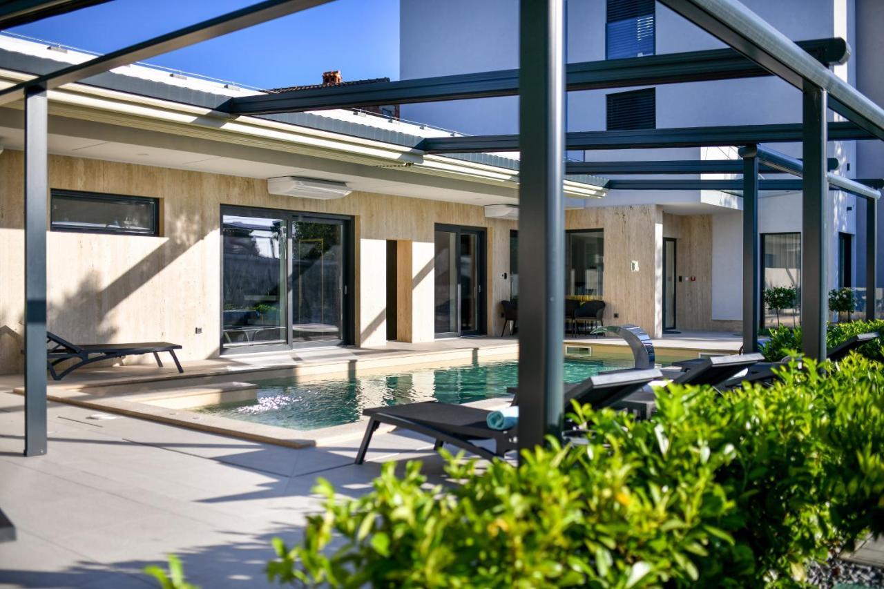 Crowonder Apartments & Rooms Oaza With Heated Swimming Pool And Sauna 투라니 외부 사진