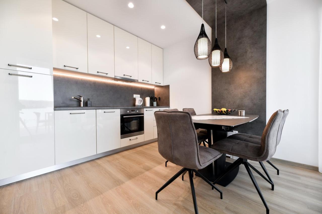 Crowonder Apartments & Rooms Oaza With Heated Swimming Pool And Sauna 투라니 외부 사진