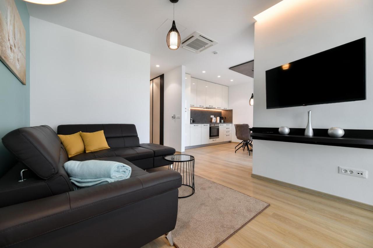 Crowonder Apartments & Rooms Oaza With Heated Swimming Pool And Sauna 투라니 외부 사진