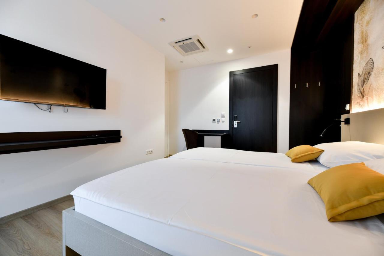 Crowonder Apartments & Rooms Oaza With Heated Swimming Pool And Sauna 투라니 외부 사진