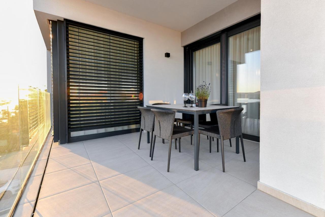 Crowonder Apartments & Rooms Oaza With Heated Swimming Pool And Sauna 투라니 외부 사진