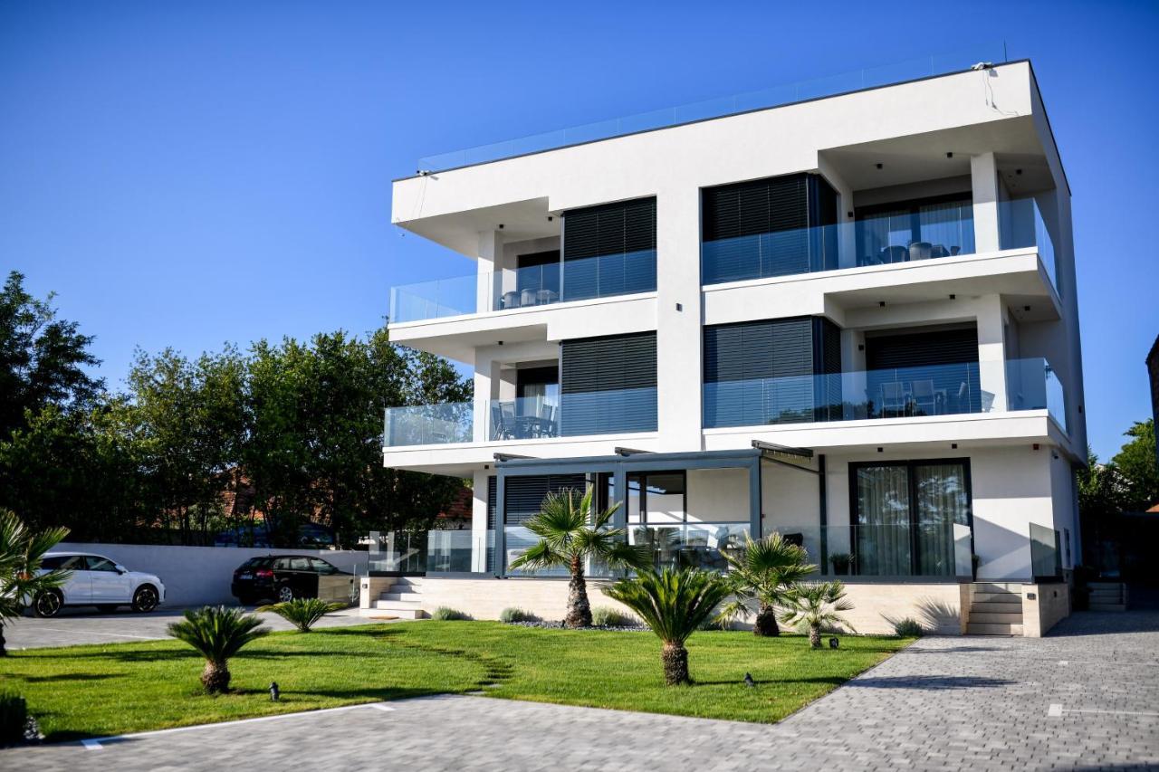 Crowonder Apartments & Rooms Oaza With Heated Swimming Pool And Sauna 투라니 외부 사진
