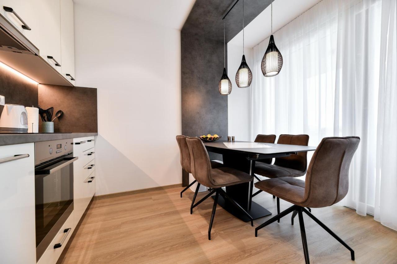 Crowonder Apartments & Rooms Oaza With Heated Swimming Pool And Sauna 투라니 외부 사진