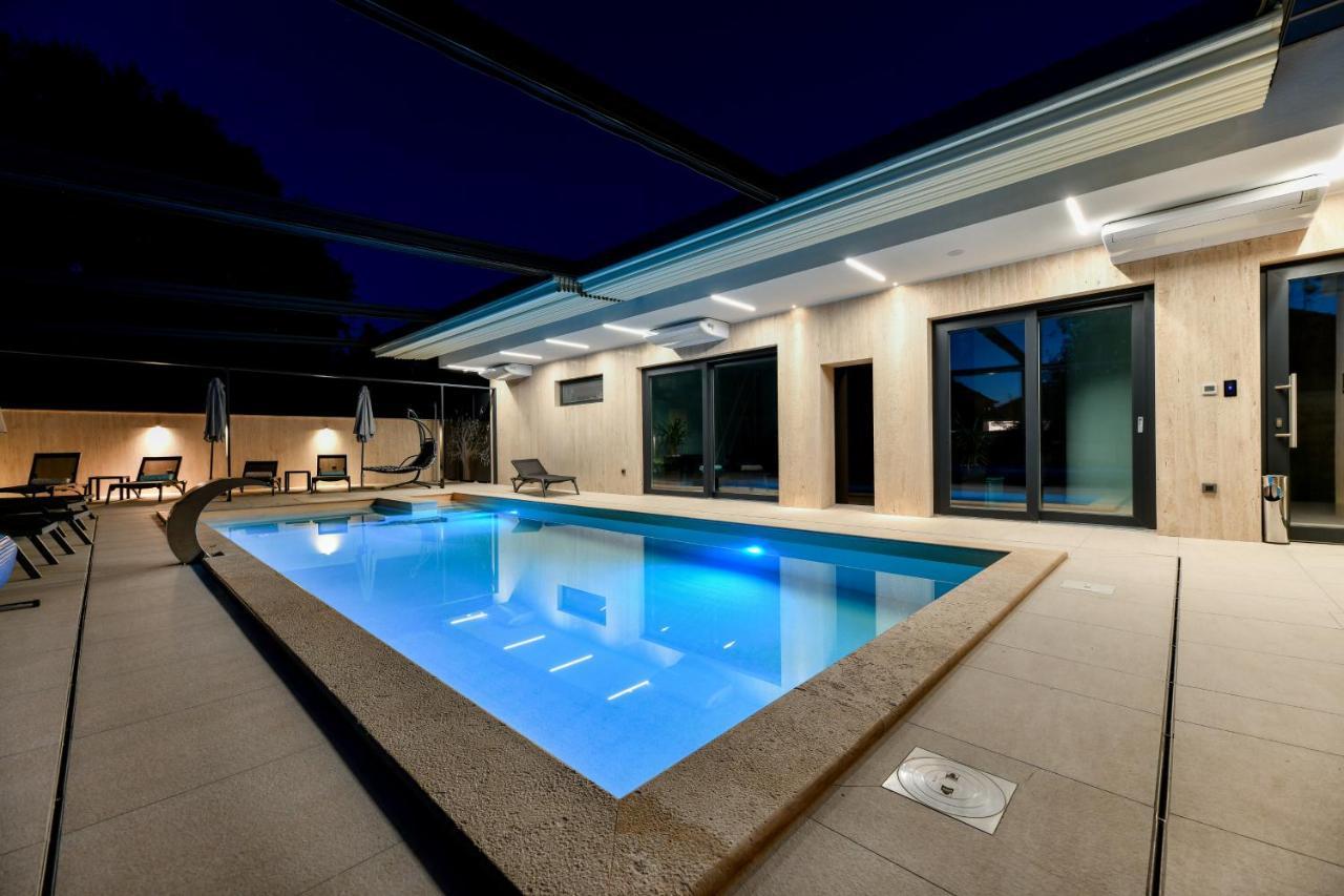 Crowonder Apartments & Rooms Oaza With Heated Swimming Pool And Sauna 투라니 외부 사진