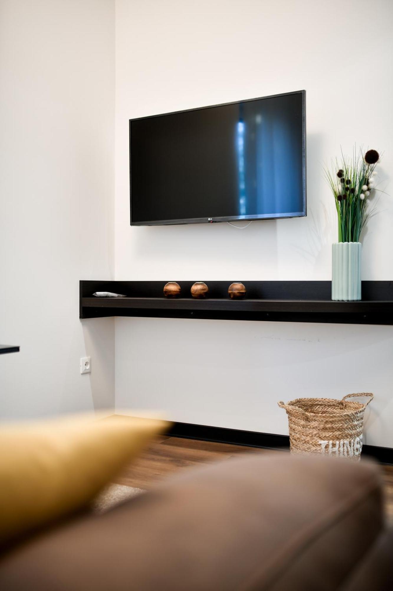 Crowonder Apartments & Rooms Oaza With Heated Swimming Pool And Sauna 투라니 외부 사진