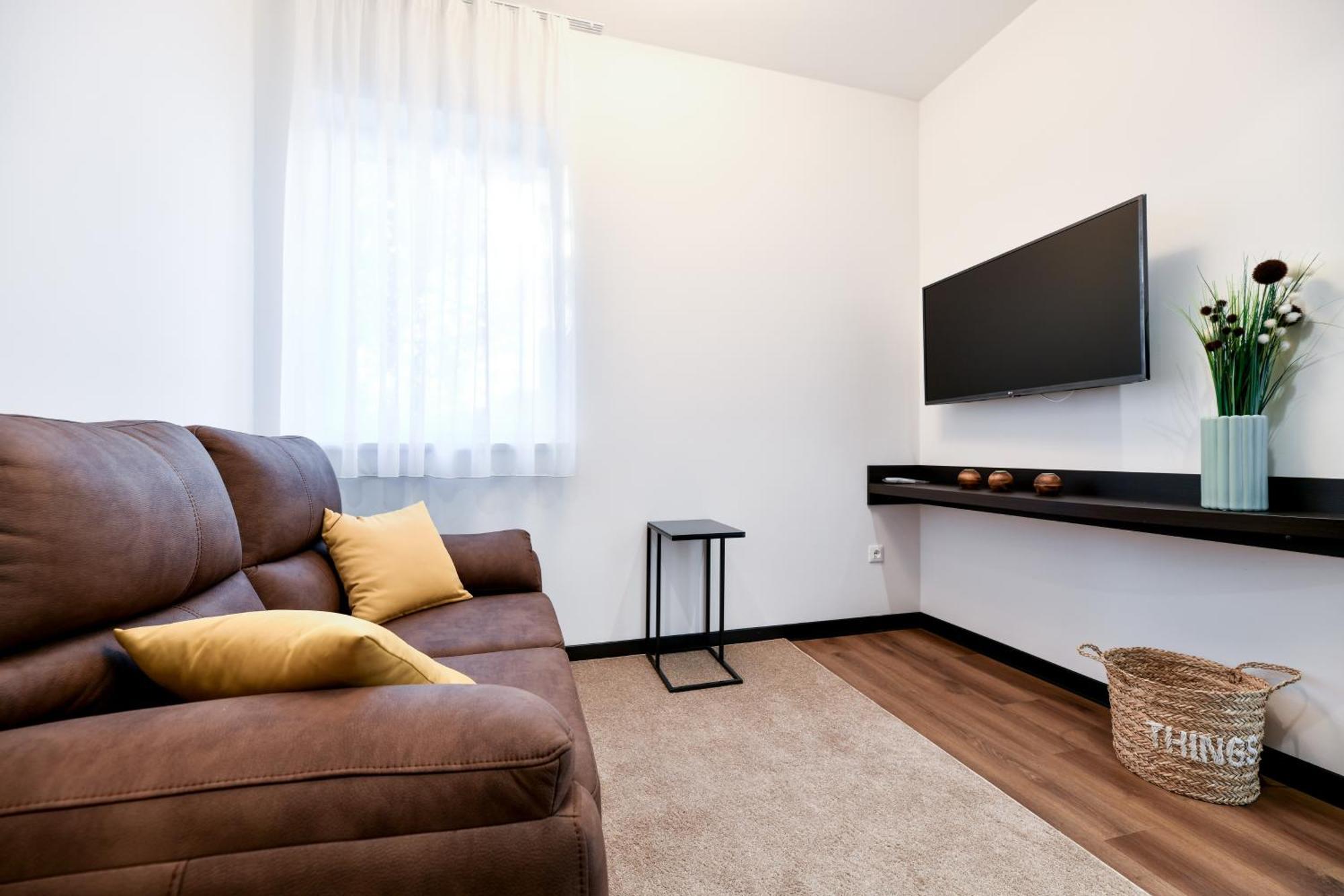 Crowonder Apartments & Rooms Oaza With Heated Swimming Pool And Sauna 투라니 외부 사진