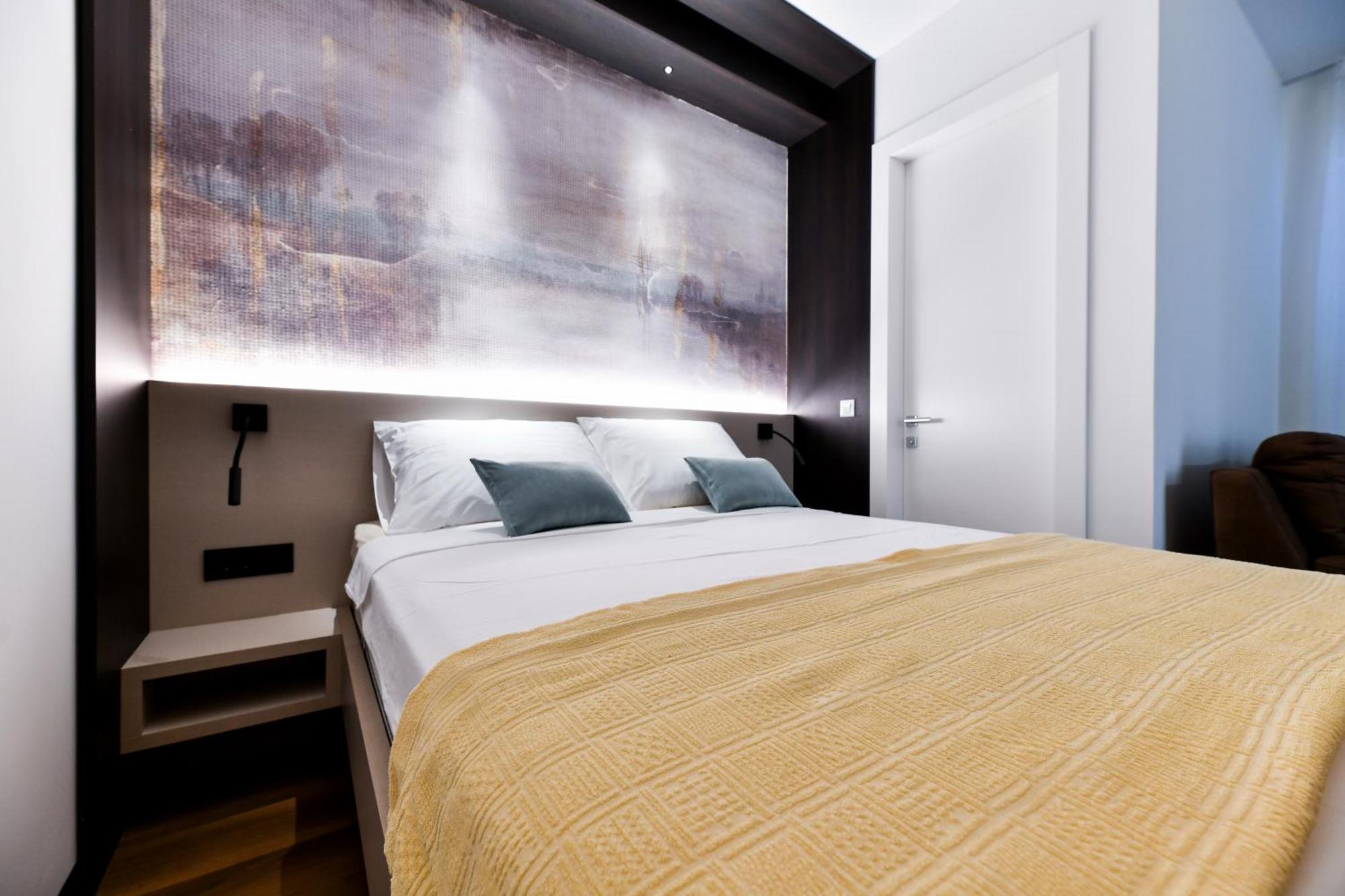 Crowonder Apartments & Rooms Oaza With Heated Swimming Pool And Sauna 투라니 외부 사진