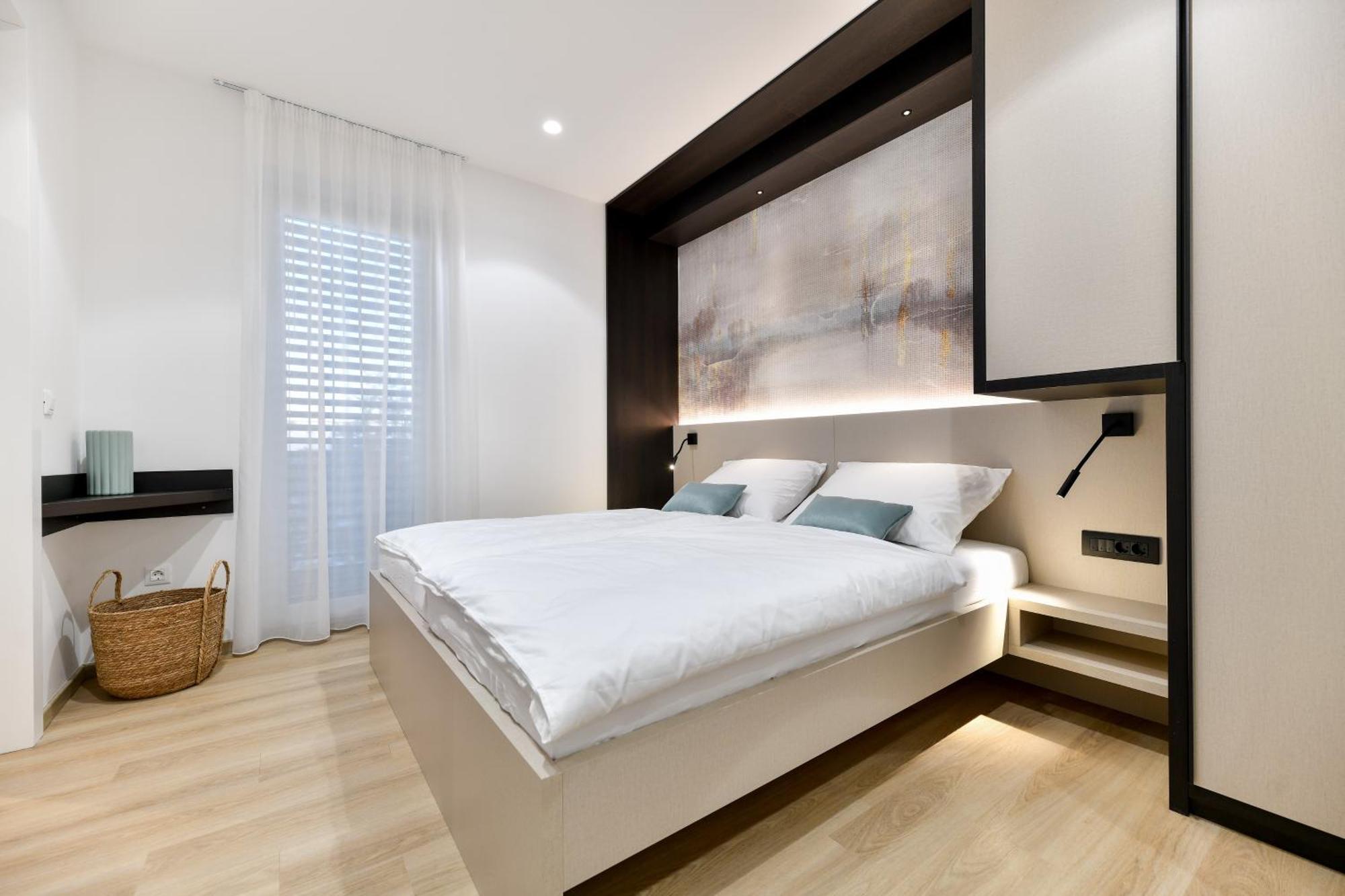 Crowonder Apartments & Rooms Oaza With Heated Swimming Pool And Sauna 투라니 외부 사진