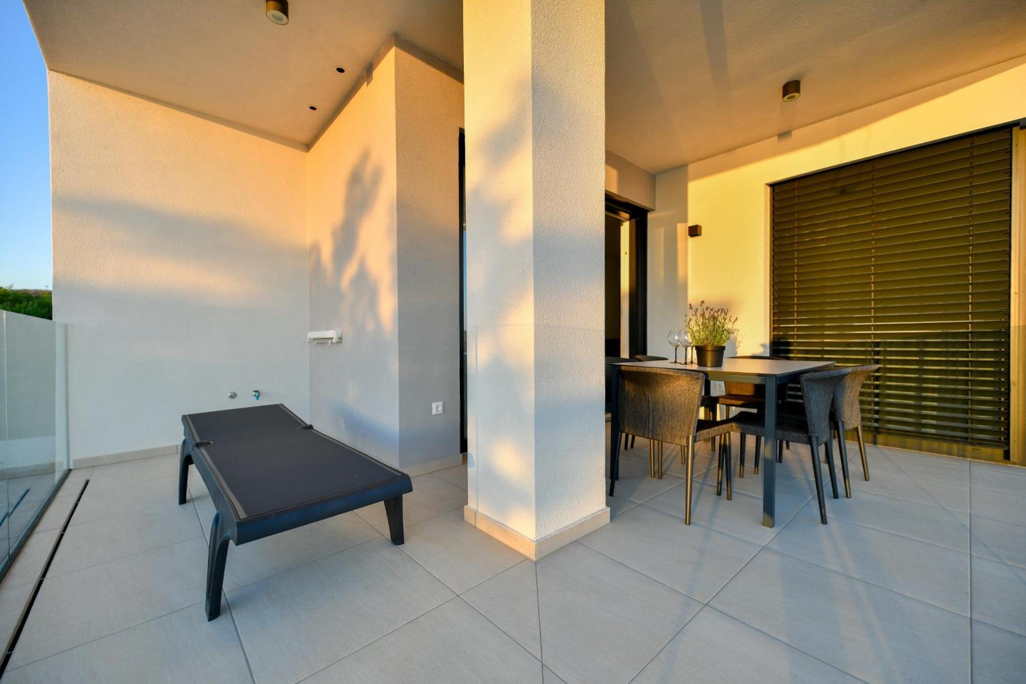 Crowonder Apartments & Rooms Oaza With Heated Swimming Pool And Sauna 투라니 외부 사진