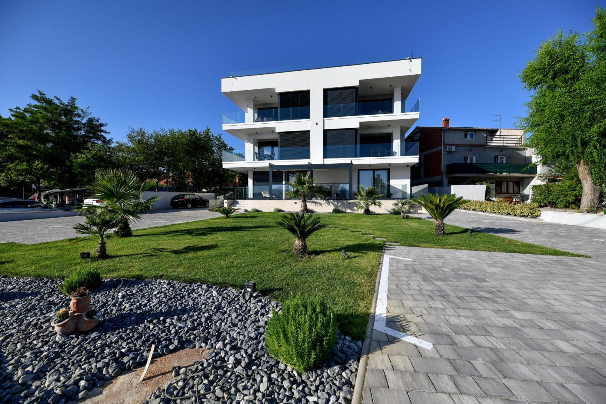 Crowonder Apartments & Rooms Oaza With Heated Swimming Pool And Sauna 투라니 외부 사진